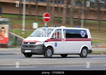 OSTRAVA, RÉPUBLIQUE TCHÈQUE - 19 DÉCEMBRE 2023 : ambulance Volkswagen transporter T6 blanche à Ostrava, République tchèque, effet flou de mouvement Banque D'Images