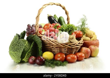 La composition avec des légumes crus et panier en osier isolated on white Banque D'Images