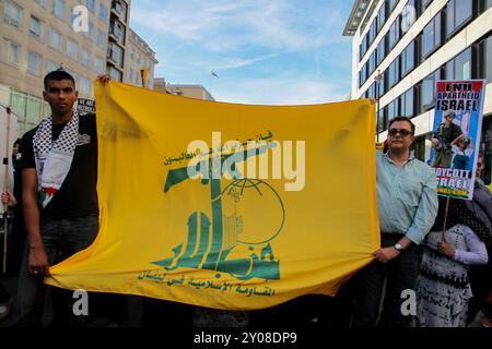 Londres, Royaume-Uni. 03 juin 2010. Un drapeau du Hezbollah est hissé lors d'une manifestation pro-palestinienne dans le centre de Londres le 3 juin 2010, au moment où le Royaume-Uni a reconnu l'appareil politique du Hezbollah comme un acteur non étatique légitime. Pourtant, en mars 2019, le Royaume-Uni a désigné le Hezbollah dans son intégralité (pas seulement son aile militaire, mais aussi son appareil politique) comme une organisation terroriste, et soutenir le Hezbollah est devenu un délit. Le Hezbollah, qui signifie « Parti de Dieu » en arabe, est un parti politique islamique chiite et un groupe militant basé au Liban Banque D'Images