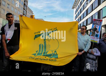 Londres, Royaume-Uni. 03 juin 2010. Un drapeau du Hezbollah est hissé lors d'une manifestation pro-palestinienne dans le centre de Londres le 3 juin 2010, au moment où le Royaume-Uni a reconnu l'appareil politique du Hezbollah comme un acteur non étatique légitime. Pourtant, en mars 2019, le Royaume-Uni a désigné le Hezbollah dans son intégralité (pas seulement son aile militaire, mais aussi son appareil politique) comme une organisation terroriste, et soutenir le Hezbollah est devenu un délit. Le Hezbollah, qui signifie « Parti de Dieu » en arabe, est un parti politique islamique chiite et un groupe militant basé au Liban Banque D'Images