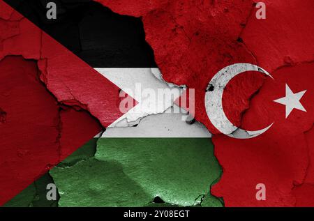 Drapeaux de Palestine et de Turquie peints sur un mur fissuré Banque D'Images