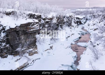 La rivière Abiskojohkka dans le canyon d'Abisko, parc national d'Abisko, Norrbotten, Laponie, Suède, janvier 2014, Europe Banque D'Images