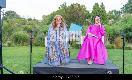 Fern Mallis et Yue-SAI Kan assistent à la fête de lancement du livre de Yue-SAI Kan pour « la femme la plus célèbre de Chine » dans une résidence privée à Southampton, NY, le 30 août 2024. (Photo de David Warren /Sipa? USA) crédit : Sipa USA/Alamy Live News Banque D'Images