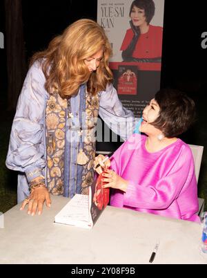 Fern Mallis et Yue-SAI Kan assistent à la fête de lancement du livre de Yue-SAI Kan pour « la femme la plus célèbre de Chine » dans une résidence privée à Southampton, NY, le 30 août 2024. (Photo de David Warren /Sipa? USA) crédit : Sipa USA/Alamy Live News Banque D'Images