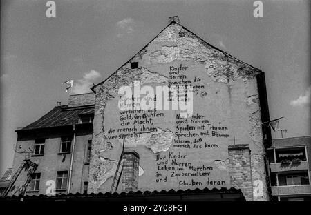 Allemagne, Berlin, 1er juillet 1991, poème sur le pignon d'une maison squattée dans Kleine Rosenthaler Strasse / coin Linienstrasse, Europe Banque D'Images