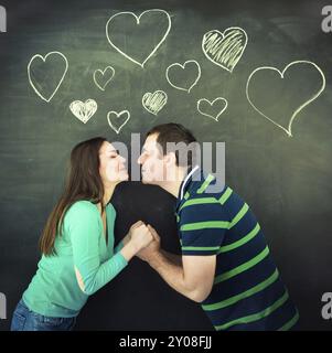 Jeune couple amoureux. Dessin à la craie sur fond sombre Banque D'Images