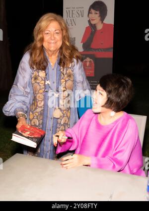 Fern Mallis et Yue-SAI Kan assistent à la fête de lancement du livre de Yue-SAI Kan pour « la femme la plus célèbre de Chine » dans une résidence privée à Southampton, NY, le 30 août 2024. (Photo de David Warren /Sipa? USA) crédit : Sipa USA/Alamy Live News Banque D'Images