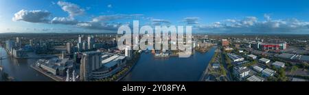 Vue panoramique aérienne de Salford Quays et Old Trafford avec la ville de Manchester au loin. Banque D'Images