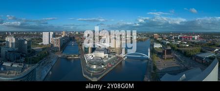Vue panoramique aérienne du Lowry Theatre, Salford Quays et Old Trafford avec la ville de Manchester au loin. Banque D'Images