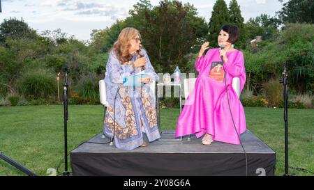 Fern Mallis et Yue-SAI Kan assistent à la fête de lancement du livre de Yue-SAI Kan pour « la femme la plus célèbre de Chine » dans une résidence privée à Southampton, NY, le 30 août 2024. (Photo de David Warren /Sipa? USA) crédit : Sipa USA/Alamy Live News Banque D'Images