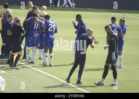 Chelsea vs Crystal Palace, premier League, Stamford Bridge, Fulham, Londres, ROYAUME-UNI. 1er septembre 2024. Enzo Maresca, le manager de ChelseaÕs donne des instructions à Robert Sanchez, pendant le quart de temps de pause apéritif immédiatement après le but JacksonÕs ouverture ; Chelsea Football Club vs Crystal Palace Football Club dans le troisième match de la saison 2024/25 de premier League à Stamford Bridge. Crédit : Motofoto/Alamy Live News crédit : Motofoto/Alamy Live News Banque D'Images