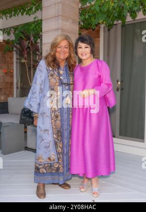 Fern Mallis et Yue-SAI Kan assistent à la fête de lancement du livre de Yue-SAI Kan pour « la femme la plus célèbre de Chine » dans une résidence privée à Southampton, NY, le 30 août 2024. (Photo de David Warren /Sipa? USA) crédit : Sipa USA/Alamy Live News Banque D'Images