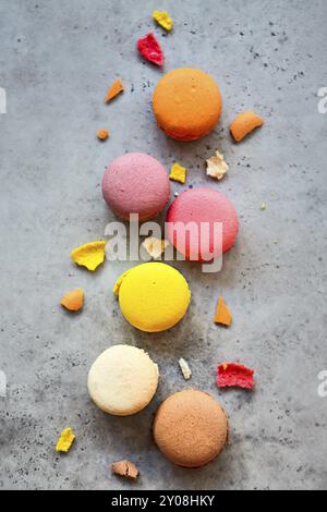 Pile de macarons français colorés sur un fond rustique foncé, selective focus Banque D'Images