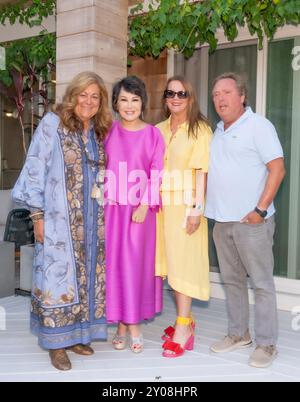 Fern Mallis, Yue-SAI Kan, Peggy Bonapace-Gelfond et Richard Gelfond assistent à la soirée de lancement du livre de Yue-SAI Kan pour « la femme la plus célèbre de Chine » dans une résidence privée à Southampton, NY, le 30 août 2024. (Photo de David Warren /Sipa? USA) crédit : Sipa USA/Alamy Live News Banque D'Images