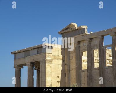 Vue détaillée d'un ancien temple avec des colonnes et des structures en pierre sous un ciel bleu, athènes, grèce Banque D'Images