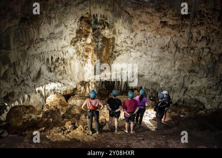 Visiteurs dans une grotte de stalactites, touristes regardant des stalactites dans la grotte de Terciopelo, parc national Barra Honda, Costa Rica, Amérique centrale Banque D'Images