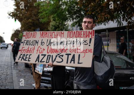 Kiev, Ukraine. 1er septembre 2024, Kiev, Ukraine. Les partisans du bataillon Azov prisonniers de guerre tiennent des pancartes lors d'un rassemblement appelant à leur libération. Crédit : Jay Kogler/Alamy Live News Banque D'Images