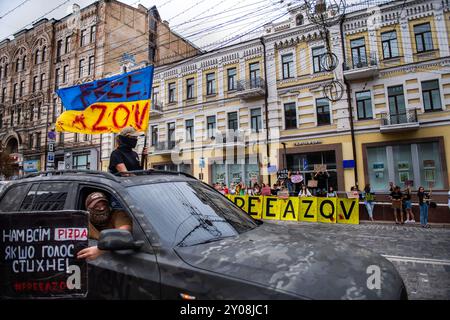 Kiev, Ukraine. 1er septembre 2024, Kiev, Ukraine. Une voiture passe devant un rassemblement de partisans du bataillon Azov prisonniers de guerre, sensibilisant à leur libération. Crédit : Jay Kogler/Alamy Live News Banque D'Images