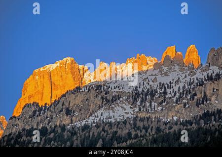 Dolomites chaîne de montagnes Val di Fassa région, Trentin, Italie au crépuscule en hiver Banque D'Images