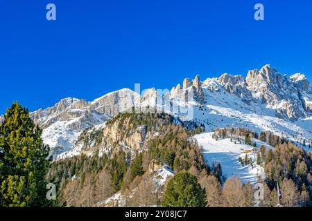 Domaine skiable des Dolomites Val di Fassa, Catinaccio / Rosengarten près de Vigo di Fassa, Trentin, Italie Banque D'Images