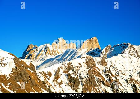 Les Dolomites s'étendent au crépuscule, autour du sous-groupe Colac-Buffaure qui fait partie du groupe Marmolada, Trentin, Italie en hiver avec de la neige Banque D'Images