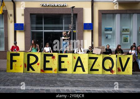 Kiev, Ukraine. 1er septembre 2024, Kiev, Ukraine. Une pancarte indiquant « Free Azov » est tenue par les partisans des combattants Azov capturés, sensibilisant à leur libération. Crédit : Jay Kogler/Alamy Live News Banque D'Images