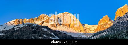 Dolomites panorama Val di Fassa région, Trentin, Italie au crépuscule en hiver Banque D'Images