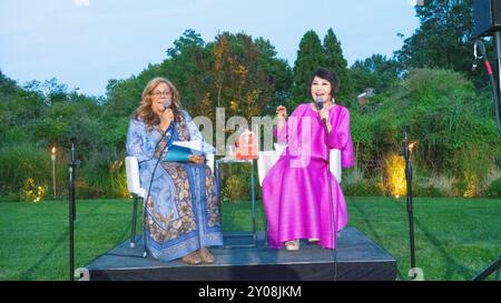 Fern Mallis et Yue-SAI Kan assistent à la fête de lancement du livre de Yue-SAI Kan pour « la femme la plus célèbre de Chine » dans une résidence privée à Southampton, NY, le 30 août 2024. (Photo de David Warren /Sipa? USA) crédit : Sipa USA/Alamy Live News Banque D'Images