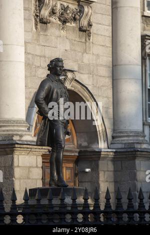 Une statue d'Edmund Burke (né en 1729) réalisée par J. H Foley et debout devant le Trinity College, Dublin Banque D'Images