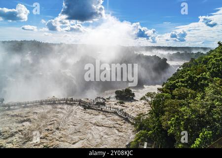 Les touristes la marche sur la passerelle au-dessus de la rivière Iguazu en face de la magnifique à côté d'Iguazu Brésil Banque D'Images