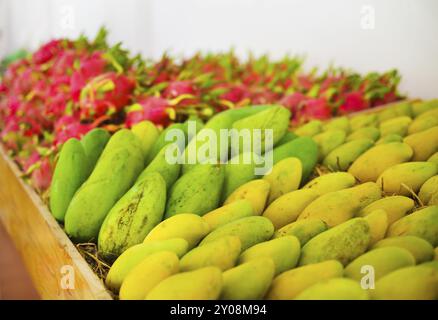 Pitaya, fruit du dragon et mangue sur le stand du marché Banque D'Images