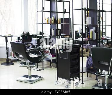 Tout nouvel intérieur de l'institut de beauté. Lieu de travail de coiffeur Banque D'Images