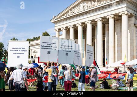 Munich, Allemagne. 01 Sep, 2024. Des centaines de personnes se sont rassemblées le 1,9.2024, le 85e anniversaire de l'invasion de la Pologne par l'Allemagne nazie et donc le début de la seconde Guerre mondiale, pour protester contre le réarmement et la militarisation et pour commémorer les victimes du fascisme nazi lors du rassemblement organisé par l'Alliance de paix de Munich et Verdi. (Photo de Alexander Pohl/Sipa USA) crédit : Sipa USA/Alamy Live News Banque D'Images
