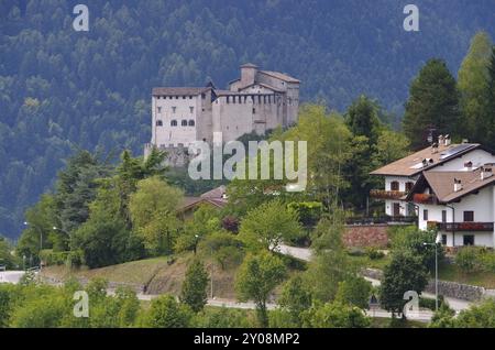 Die Italienische Stadt und Burg Stenico, die Italienische Stadt und Burg Stenico in Norditalien Banque D'Images