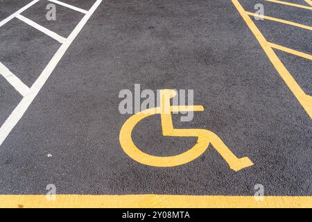 Panneau de stationnement britannique, panneau de stationnement pour personnes handicapées, place de parking réservée aux conducteurs handicapés Banque D'Images