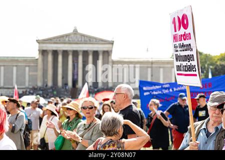 Munich, Allemagne. 01 Sep, 2024. Des centaines de personnes se sont rassemblées le 1,9.2024, le 85e anniversaire de l'invasion de la Pologne par l'Allemagne nazie et donc le début de la seconde Guerre mondiale, pour protester contre le réarmement et la militarisation et pour commémorer les victimes du fascisme nazi lors du rassemblement organisé par l'Alliance de paix de Munich et Verdi. (Photo de Alexander Pohl/Sipa USA) crédit : Sipa USA/Alamy Live News Banque D'Images