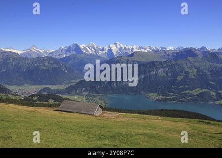 Scène estivale dans les Alpes suisses. Vue depuis le Mont Niederhorn. Célèbres montagnes Eiger, Monch et Jungfrau. Blue Lake Thunersee Banque D'Images