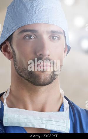 Au cours d'un chirurgien la chirurgie dans une salle d'opération avec une poussée venant de la salle d'opération lights Banque D'Images
