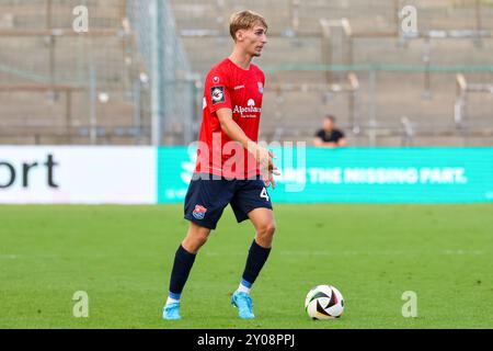 Nils Ortel (SpVgg Unterhaching, 49) mit Ball, SpVgg Unterhaching v. Rot-Weiss Essen, Fussball, 3. Liga, 4. Spieltag, saison 24/25, 01.09.2024, LES RÈGLEMENTS du LDF INTERDISENT TOUTE UTILISATION DE PHOTOGRAPHIES COMME SÉQUENCES D'IMAGES, Foto : Eibner-Pressefoto/Jenni Maul Banque D'Images