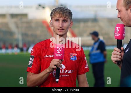 Nils Ortel (SpVgg Unterhaching, 49) beim interview nach dem Spiel, SpVgg Unterhaching v. Rot-Weiss Essen, Fussball, 3. Liga, 4. Spieltag, saison 24/25, 01.09.2024, LES RÈGLEMENTS du LDF INTERDISENT TOUTE UTILISATION DE PHOTOGRAPHIES COMME SÉQUENCES D'IMAGES, Foto : Eibner-Pressefoto/Jenni Maul Banque D'Images