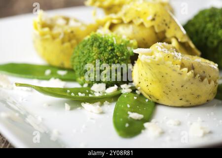 Tortellini aux pois mange-tout et au brocoli Banque D'Images