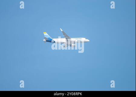 Airbus A320 de Discover Airlines survolant Mayence sur son trajet d'Héraklion à Francfort a.m. Banque D'Images