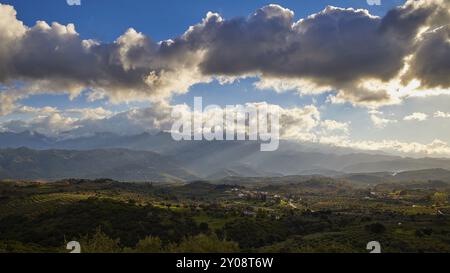 Paysage vert avec des collines sous un ciel ensoleillé avec des nuages, Lefka Ori, montagnes blanches, massif de montagne, Ouest, Crète, Grèce, Europe Banque D'Images