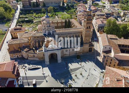 Vue aérienne d'une impressionnante cathédrale avec porte d'entrée attenante et les bâtiments historiques environnants, vue aérienne, cathédrale, cathédrale de Santa mari Banque D'Images