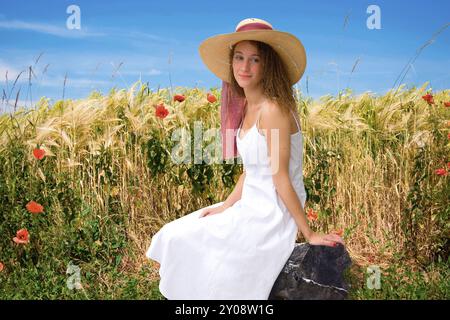 Jeune femme dans un champ de pavot, Hanovre, Allemagne, Europe Banque D'Images