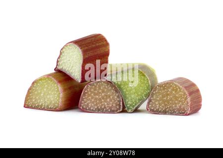 Groupe de morceaux de rhubarbe de différentes formes et tailles disposés dans une formation dispersée isolée sur fond blanc Banque D'Images