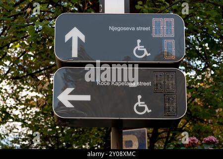 Parking pour les conducteurs. Parking gratuit pour les handicapés ; marqué avec des marquages routiers et un panneau d'avertissement. Des espaces adaptés aux personnes handicapées. Inclusio Banque D'Images