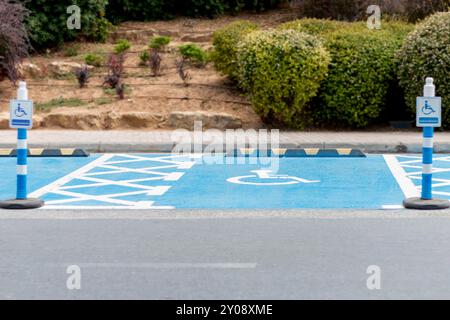 Panneau de stationnement pour handicapés et place dans la rue. Banque D'Images