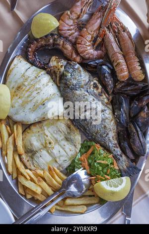 Plateau de poisson grillé mixte, Grèce, Europe Banque D'Images