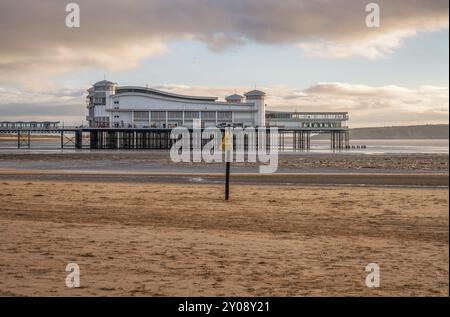 Weston-super-Mare, North Somerset, Angleterre, Royaume-Uni, octobre 04, 2018 : vue sur la plage et le Grand Pier Banque D'Images